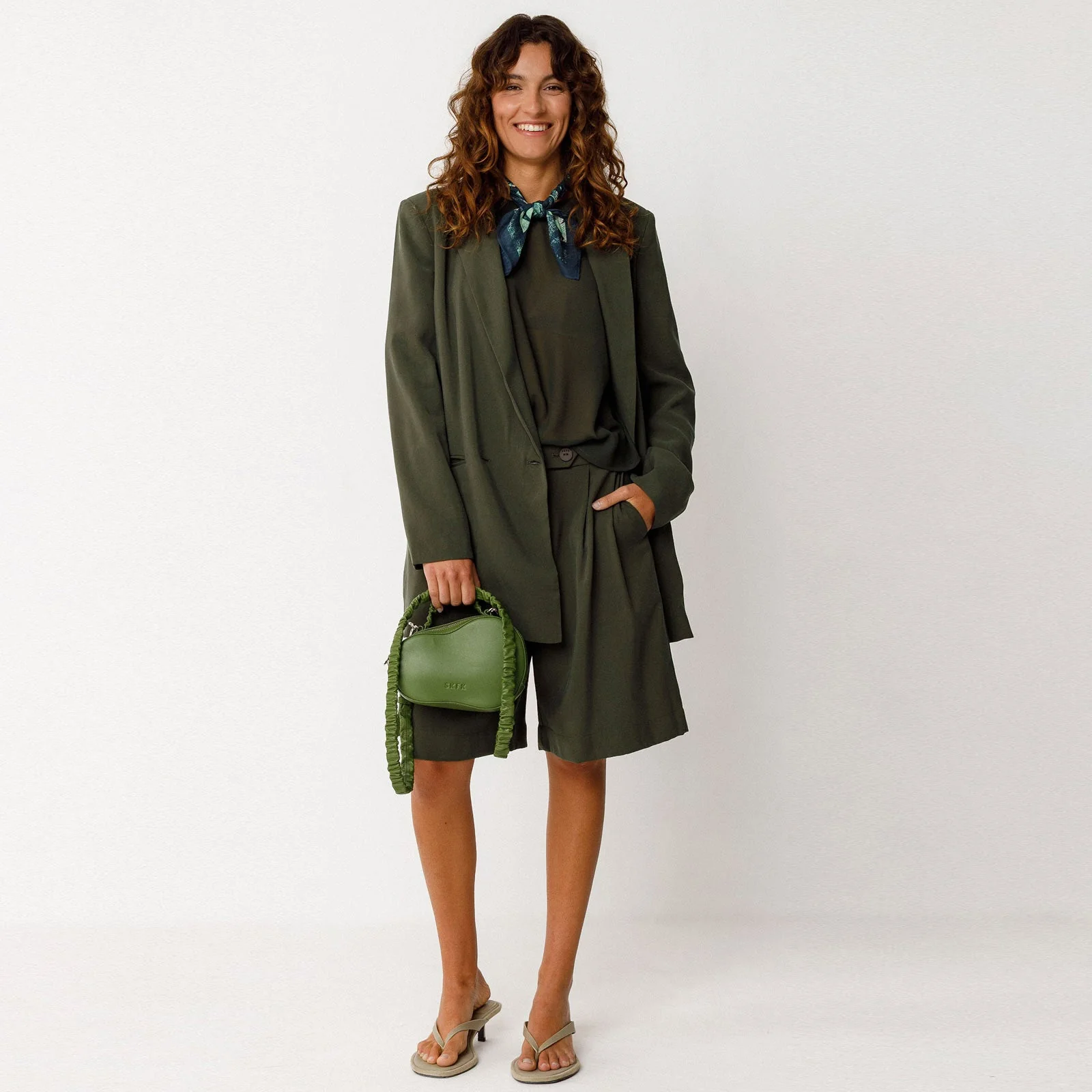 Laida Shorts bottle green - Image 4
